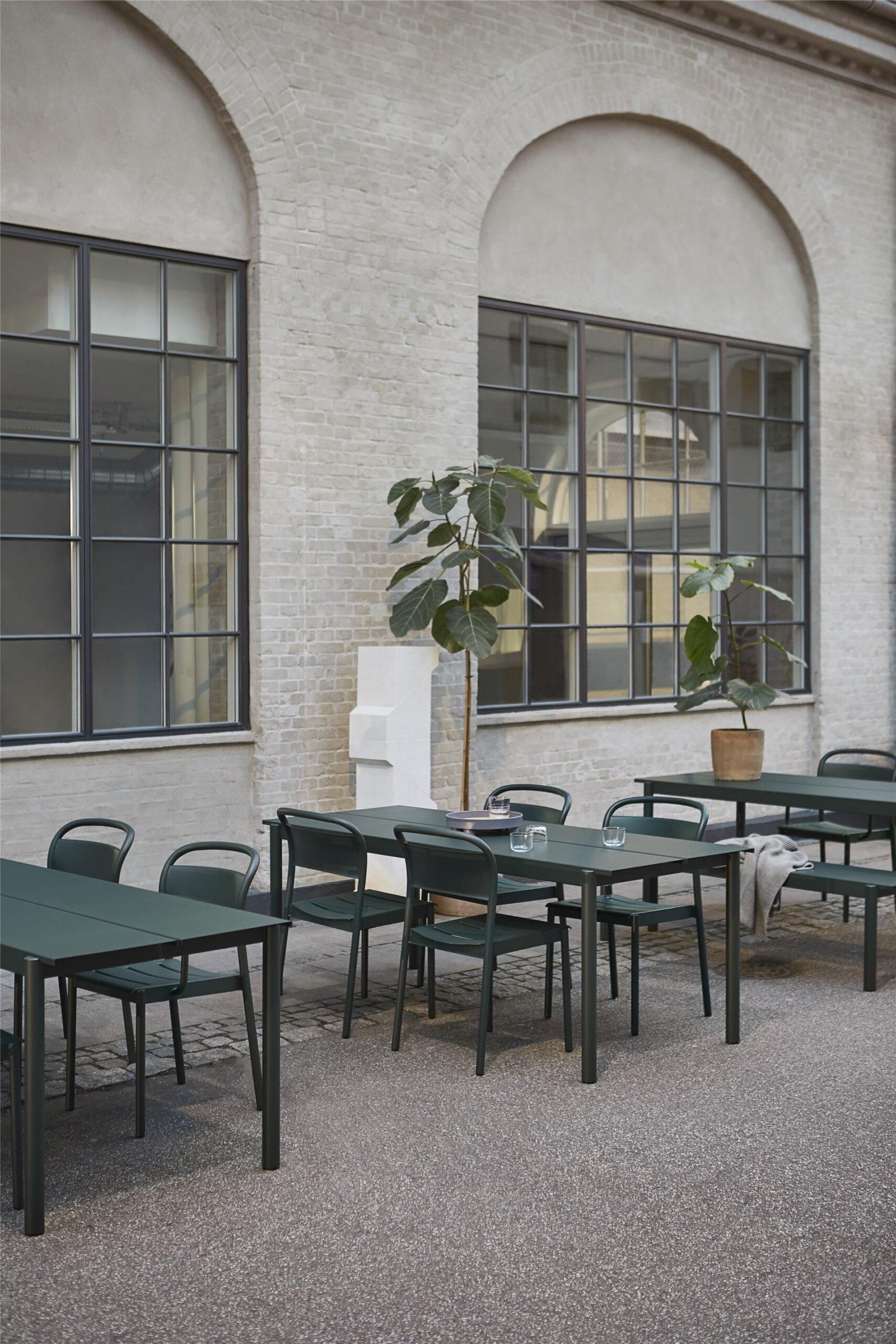 linear-steel-side-chair-armchair-table-200-cm-bench-200-cm-dark-green-muuto-org_150.jpg